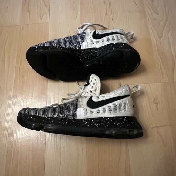 Nike Zoom KD 9. Size 5.5Y. Oreo.
855908-100 - Picture 4 of 5